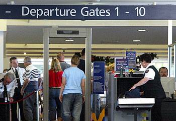 Gate перевод. Аэропорт departure. Выход в аэропорту на английском. Gate в аэропорту. Выход на посадку на английском.